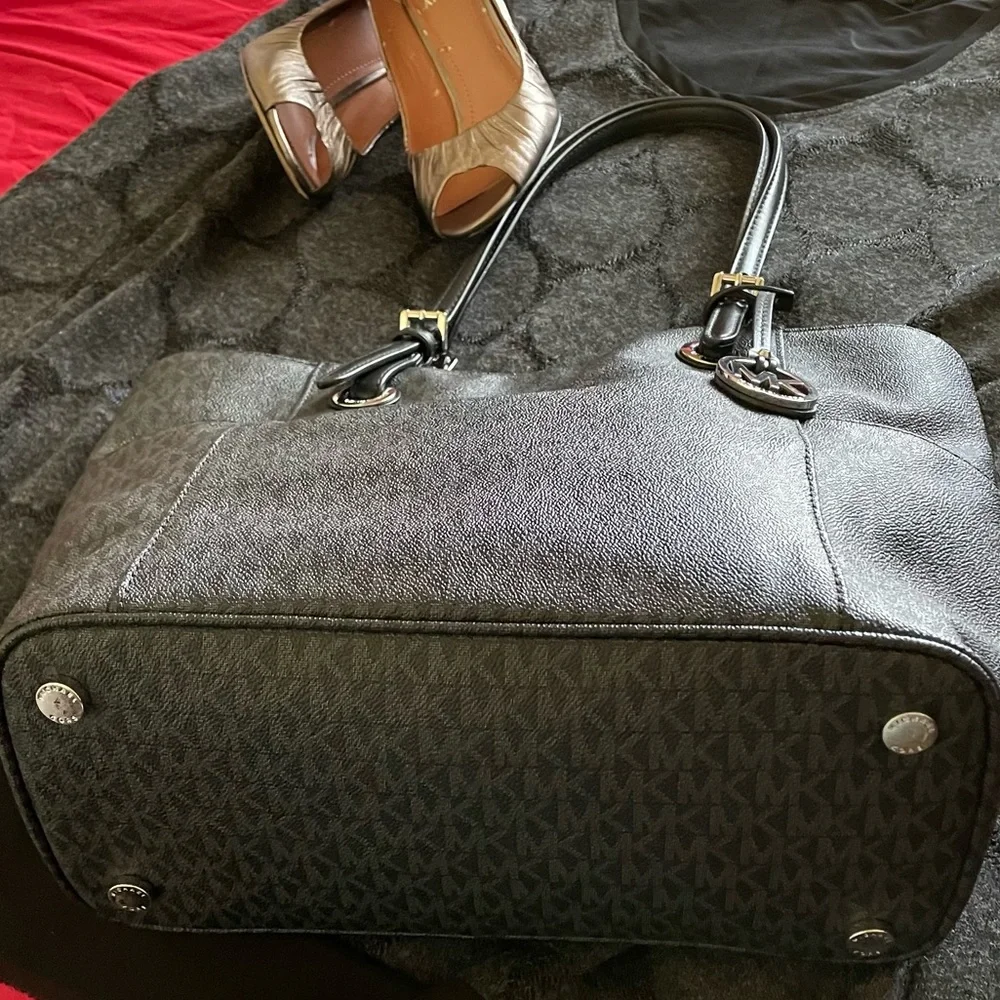 MICHAEL Michael Kors
East-West Monogram Zip Tote Bag  NWOT - Picture 5 of 16